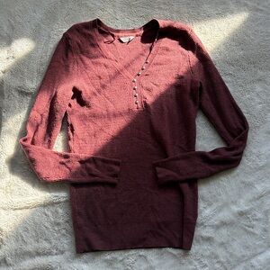 Denver Hayes Henley Top – Size M | Super Soft Knit | Cozycore Layers |